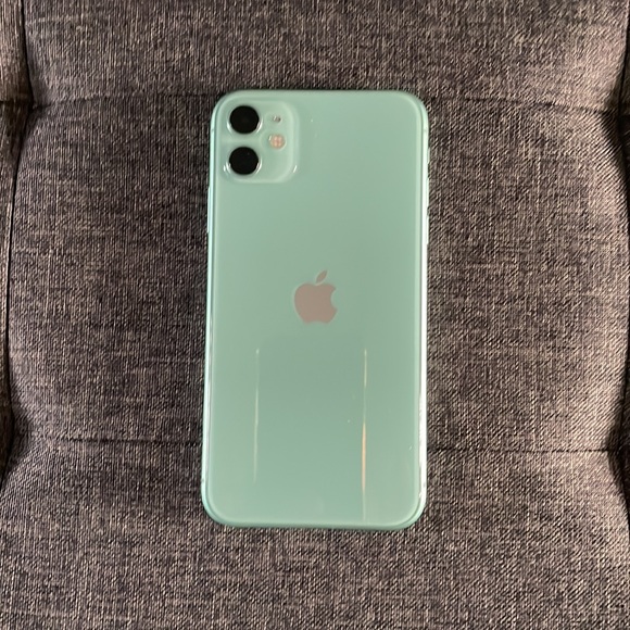 iPhone 11 - Picture 2 of 3